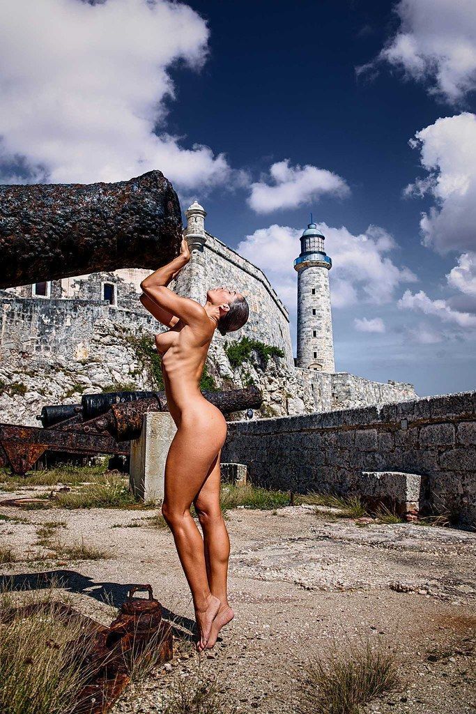 Paisajes del desnudo en Izuky Pérez 3