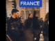 Los antidisturbios franceses se quitan los cascos para unirse a la manifestación anti fascista